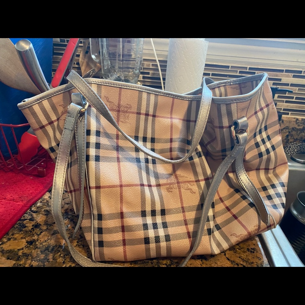 Burberry purse. authentic.